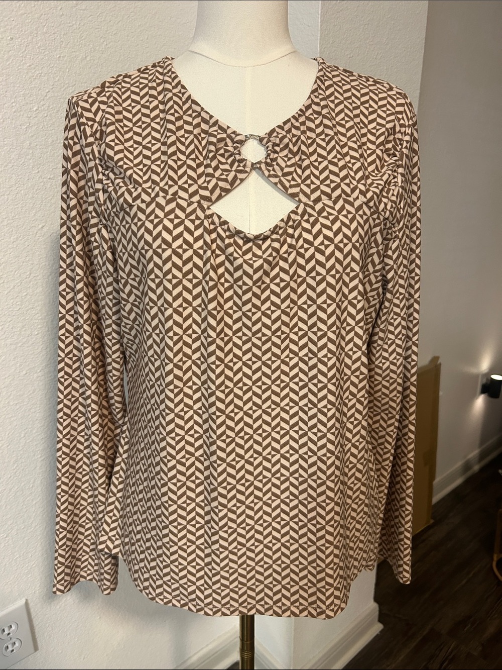 Luxology size L Women's Brown Geo-Print Keyhole Long-Sleeve Top